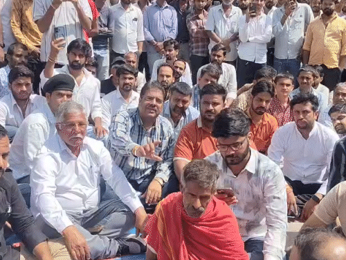 तनाव को देखते हुए तहसीलदार सुरेश मेहता और सायरा थानाधिकारी किशोर सिंह शक्तावत जाब्ते के साथ मौके पर तैनात है। वे लोगों से समझाइश के प्रयास में जुटे हैं।