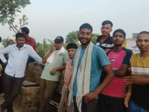 घटना की जानकारी मिलने के बाद घर के बाहर लोगों की भीड़ जमा हो गई।