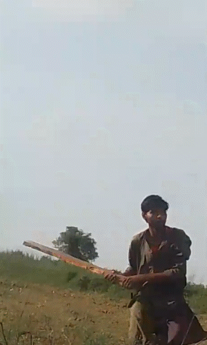 रमजान पक्ष के लोगों ने मोहित (ब्लैक शर्ट) के सिर पर वार किया। जिससे वह जमीन पर गिर पड़ा