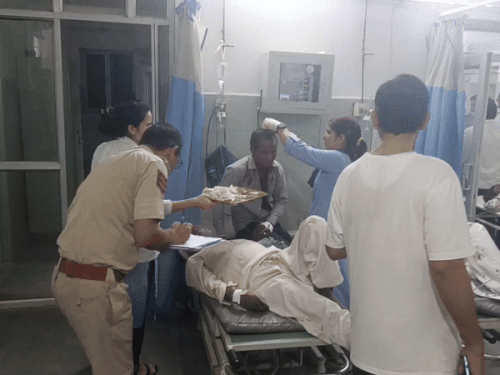घायलों से जानकारी लेते कोतवाली थाने के हेड कॉन्स्टेबल वीरेंद्र कुमार