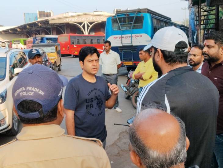 सरवटे बस स्टैंड पर निरीक्षण के दौरान निगमायुक्त दिलीप कुमार यादव व अन्य अधिकारी।