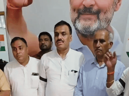 Congress leaders shouting slogans against the government by tying black patti in Karnal.