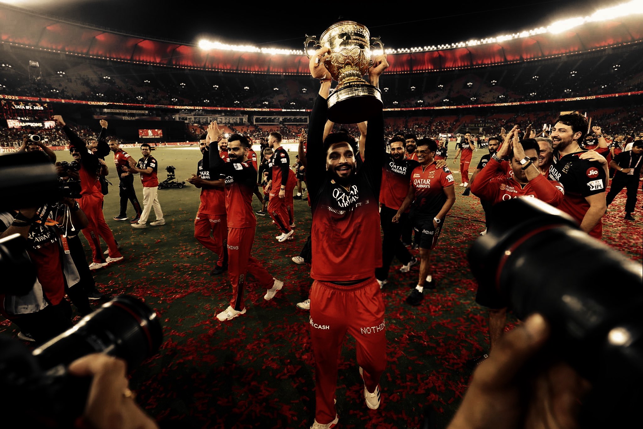रजत पाटीदार की कप्तानी में RCB ने पहली बार IPL का खिताब जीता।