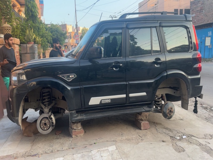 चोर टायर चुराकर स्कॉर्पियो को पत्थर पर खड़ी करके चले गए।