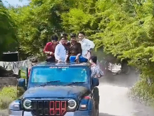 साबिर की पीछे चल रही दोस्तों की गाड़ी का ड्राइवर ने अचानक गेट खोल दिया, जिससे बेकाबू गाड़ी सड़क से नीचे उतर कर पलटी खा गई।