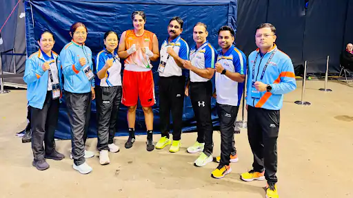 नूपुर श्योराण (बीच में) ने वर्ल्ड बॉक्सिंग चैंपियनशिप में सिल्वर मेडल जीता।