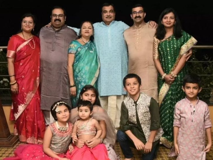 গাদকারি এবং তাঁর স্ত্রী কাঞ্চন গাদকারির দু'জন লোক রয়েছে যার নাম নিখিল এবং সরং।