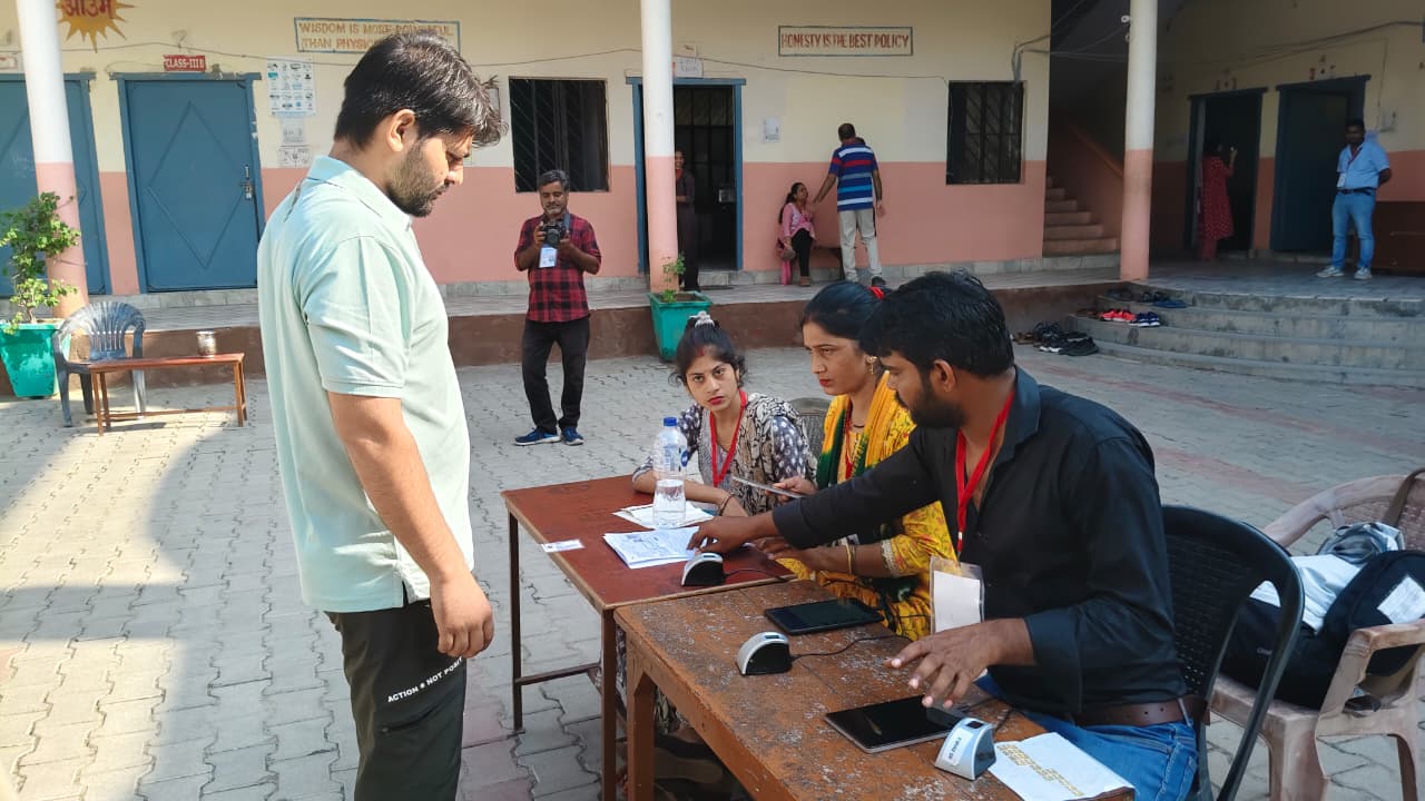 सभी अभ्यर्थियों की बायोमेट्रिक प्रजेंस के बाद परीक्षा सेंटर में मिली एंट्री।