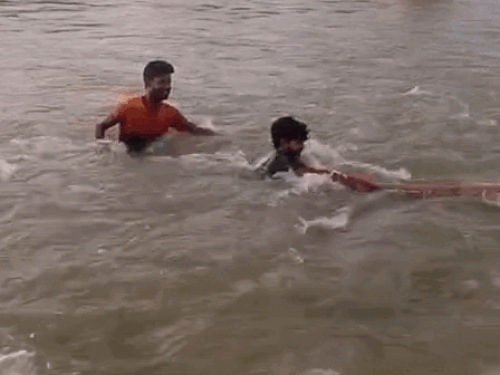 नदी में जब दो युवक बहने लगे तो उन्हें इस तरह से बाहर निकाला गया।