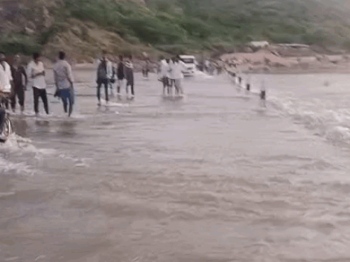 हादसे के बाद भी बहते पानी को पार करते हुए दुपहिया समेत अन्य वाहन।