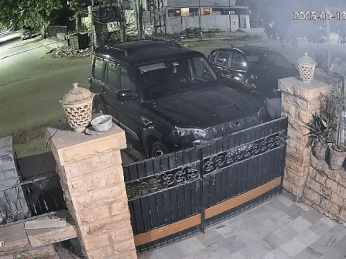 टायर खोलकर आरोपी पास में खड़ी अपनी गाड़ी में बैठने के लिए जाता हुआ।