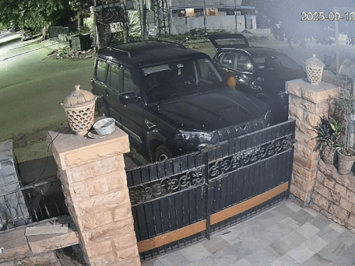 टायर को अपनी कार की डिक्की में रखता आरोपी।