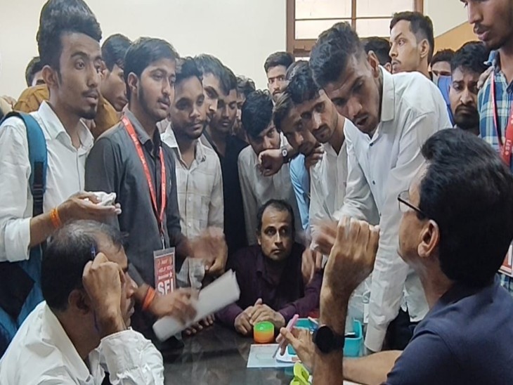 आर्ट्स कॉलेज में प्रिंसिपल के ऑफिस में विरोध-प्रदर्शन करते हुए स्टूडेंट्स।