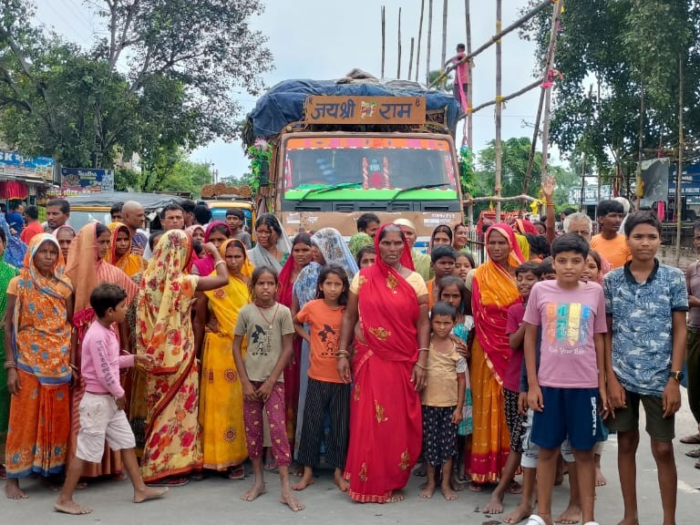 समस्तीपुर के ताजपुर में 10 दिन से पानी की किल्लत:  जल मीनार का प्रीपेड मीटर रिचार्ज नहीं, आक्रोशित लोगों ने NH-28 किया जाम – Samastipur News