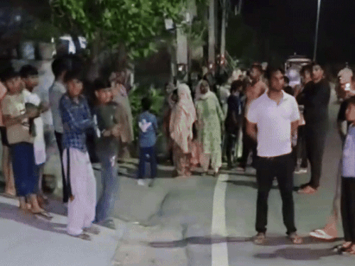 वारदात के बाद मौके पर मौजूद लोग।