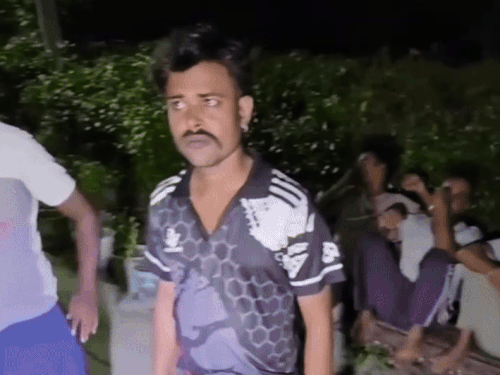 घायलों को अस्पताल में लेकर पहुंचे परिजन।