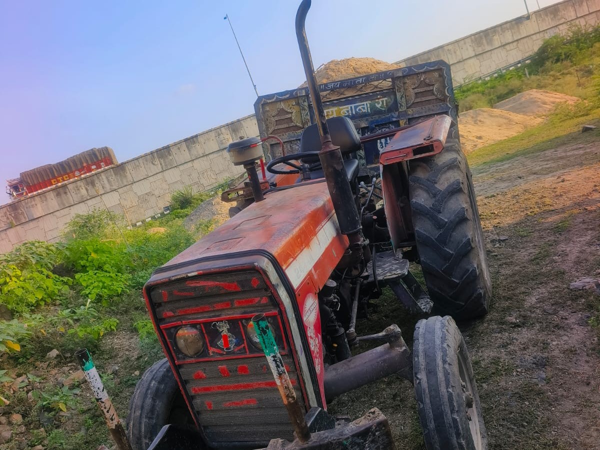 अवैध बजरी से भरा ट्रैक्टर-ट्रॉली जब्त।