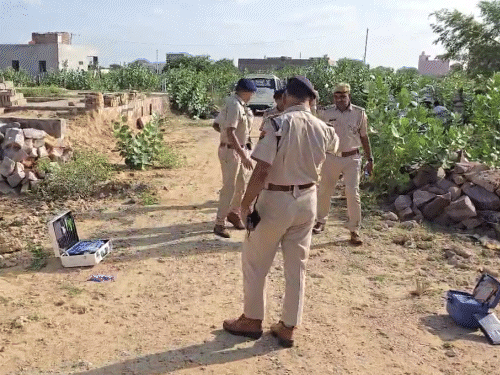 घटना के बाद मौके पर पहुंची पुलिस और एफएसएल की टीम।
