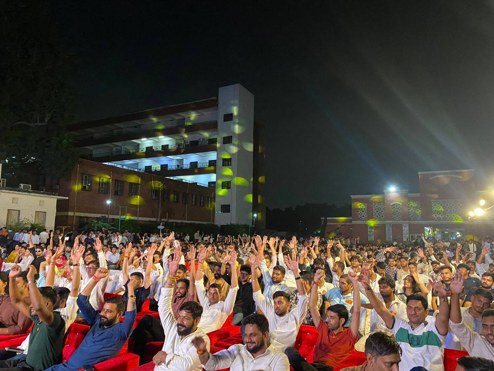 दिल्ली रामजस कॉलेज में मौजूद छात्र व ABVP कार्यकर्ता।