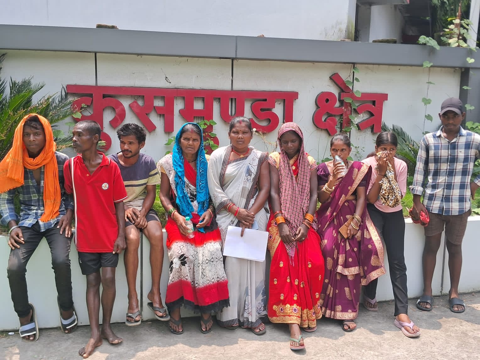 कुसमुंडा क्षेत्र के प्रभावित परिवार जो अपनी मांगो को लेकर प्रदर्शन कर रहे है।