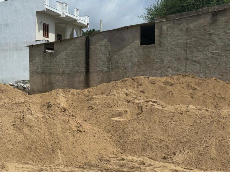 ब्यावर में अवैध बजरी संग्रहण के खिलाफ प्रशासन की कार्रवाई।