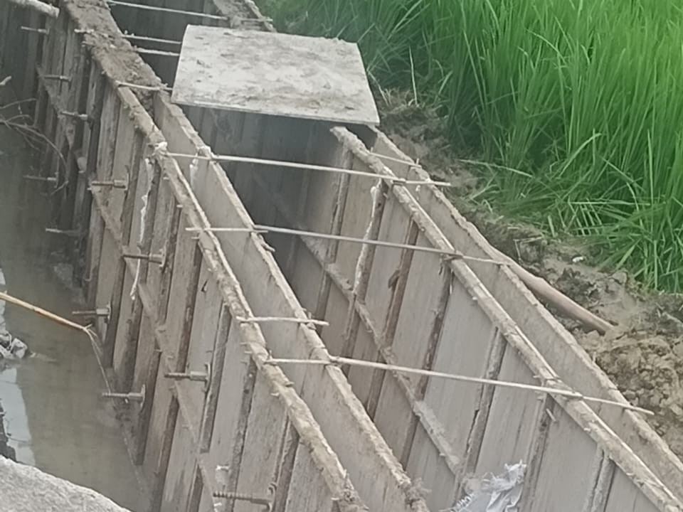 The wall of the drain under construction collapsed
