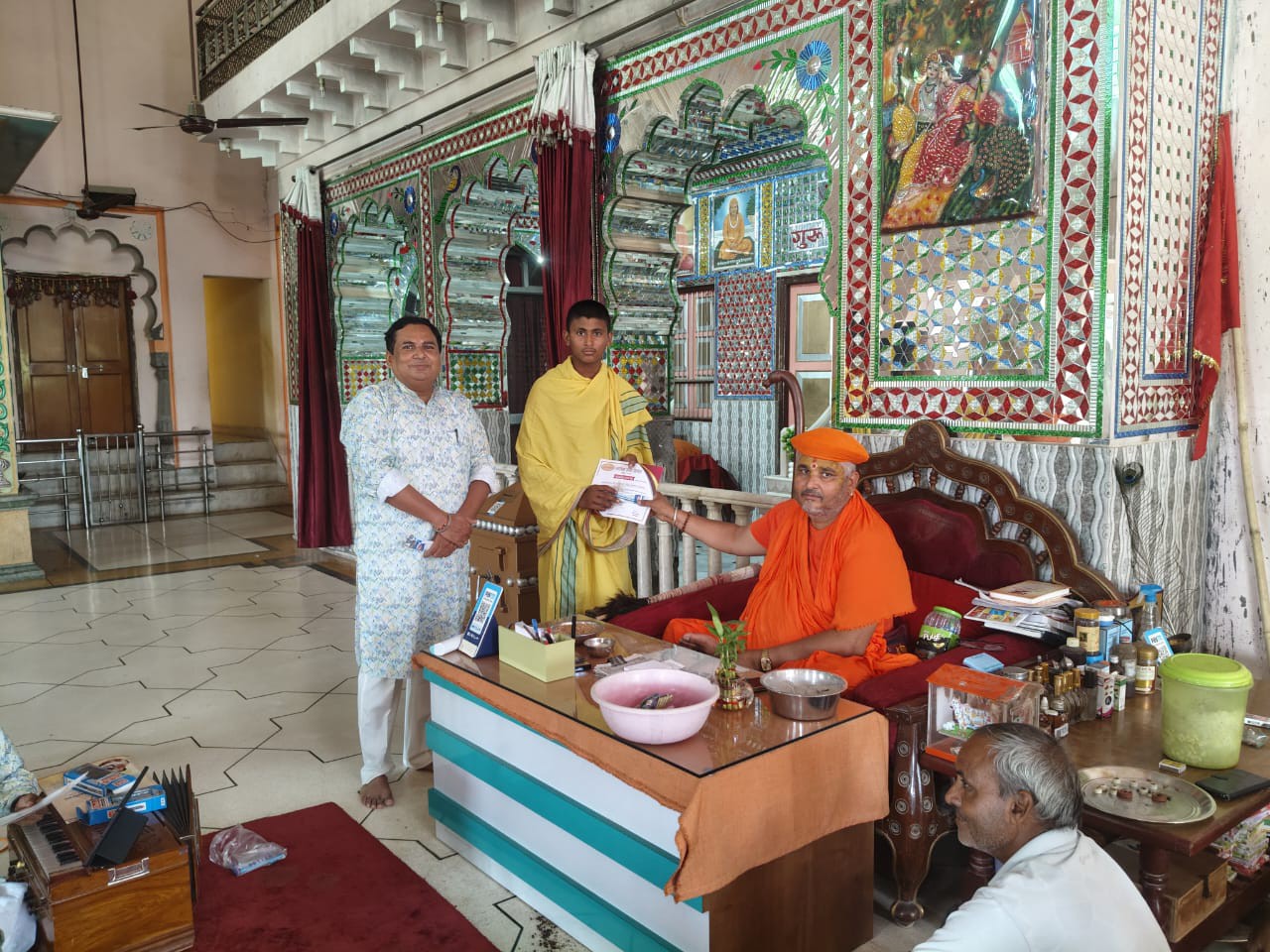 कार्यशाला के समापन पर आचार्य स्वामी बालकदेवाचार्य महाराज ने सहभागिता प्रमाण पत्र दिए ।