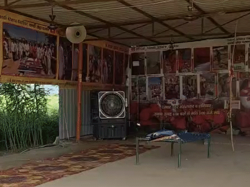 गांव का बाहर जमीन ठेके पर लेकर बाबा संजय भगत ने दरबार लगाना शुरू किया।