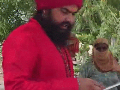 सिरसा सिविल अस्पताल के सामने लंगर बांटता बाबा संजय भगत।