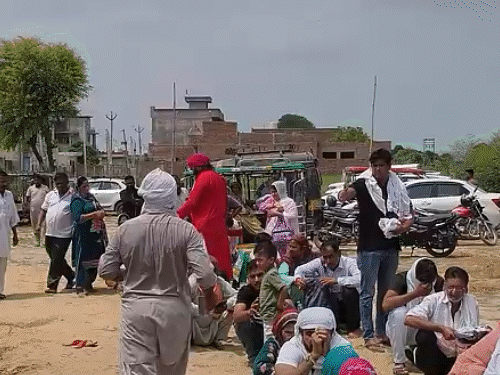 दरबार के बाहर लोगों को सामूहिक रूप से झाड़ा लगाता बाबा संजय भगत।