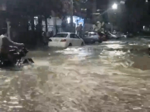 हैदराबाद में रविवार की रात इतनी बारिश हुई कि सड़कों पर नदी की तरह पानी बहता दिखा।