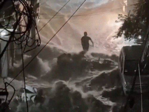 हैदराबाद में भारी बारिश के बाद एक आदमी बाइक समेत बह गया, जिसे मुश्किल से बचाया गया।