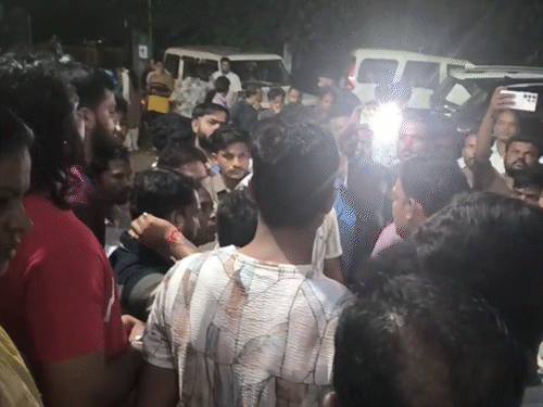 रात में लोगों ने थाना घेर दिया था।