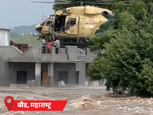 Army rescued people trapped in floods in Beed, Maharashtra with the help of helicopter - Dainik Bhaskar