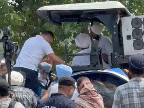 राहुल गांधी ट्रैक्टर पर सवार होकर अपनी गाड़ी तक पहुंचे।