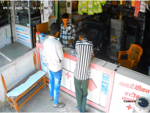 अस्पताल में दवाएं नहीं होने का युवक ने वीडियो बना था। इसका सीसीटीवी भी सामने आया है।