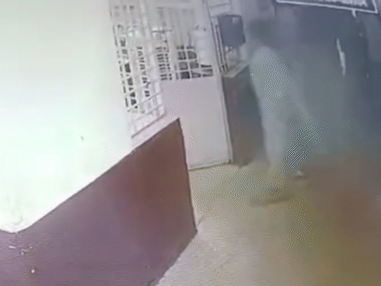 डॉक्टर को मारने के लिए पीछे भागती अरविंद की मां।
