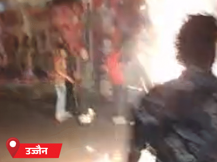 उज्जैन में क्रिकेटप्रेमियों ने जमकर आतिशबाजी की। पाकिस्तान मुर्दाबाद के नारे लगाए।