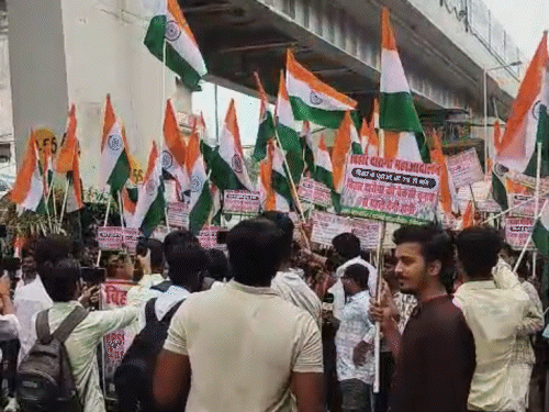 सुबह 11 बजे कैंडिडेट्स पटना कॉलेज से हाथ में तिरंगा लेकर CM हाउस घेराव के लिए निकले।