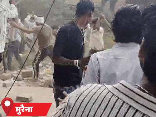 मुरैना में खाद वितरण केंद्र पर किसानों के दो गुट भिड़ गए। श्योपुर में किसानों ने वितरण केंद्र पर पथराव कर दिया। - Dainik Bhaskar