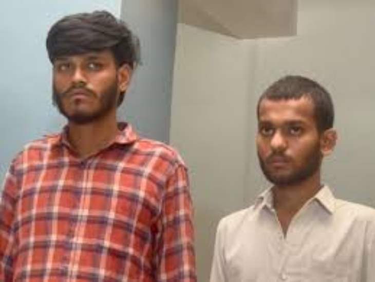 पुलिस हिरासत में दोनों आरोपी। तीसरा आरोपी नाबालिग है।