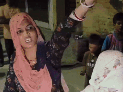 कहासुनी के बाद आपस में लड़ती दोनों पक्ष की महिलांए।