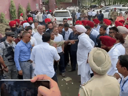 गुरदासपुर के मकौड़ा पत्तन गांव में प्रभावितों से बात करते राहुल गांधी।