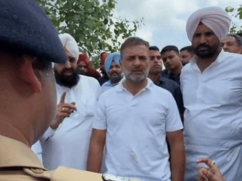 अधिकारियों से बात करते पंजाब में कांग्रेस विधायक दल के नेता प्रताप सिंह बाजवा।
