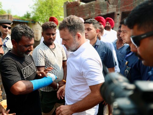 अमृतसर के घोनेवाल गांव में घायल व्यक्ति से बात करते राहुल गांधी।