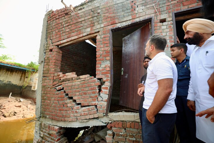 अमृतसर के घोनेवाल गांव में बाढ़ की वजह से टूटा घर देखते राहुल गांधी।