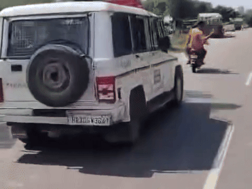 आरोपी को लेकर जाती पुलिस की गाड़ी का लोगों ने पीछा किया। लोग उसे रोक रहे थे।