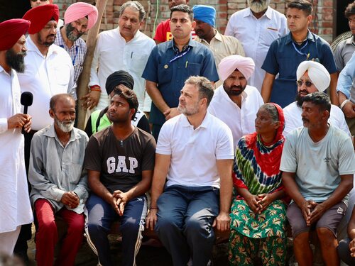अमृतसर के घोनेवाल गांव में बाढ़ प्रभावित लोगों से बात करते कांग्रेस नेता राहुल गांधी।