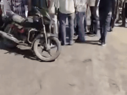 लोगों ने आगे बाइकें लगाकर पुलिस की गाड़ी को रोड पर रोक लिया। इसके बाद लोगों से पुलिस की बहस हुई।