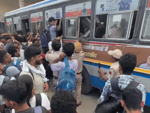 तस्वीर भीलवाड़ा की है। कॉन्स्टेबल भर्ती एग्जाम के बाद बसों में सीट के लिए होड़ मच गई। पुलिसकर्मी ने खिड़की से घुसे कैंडिडेट का जूता पकड़ लिया।